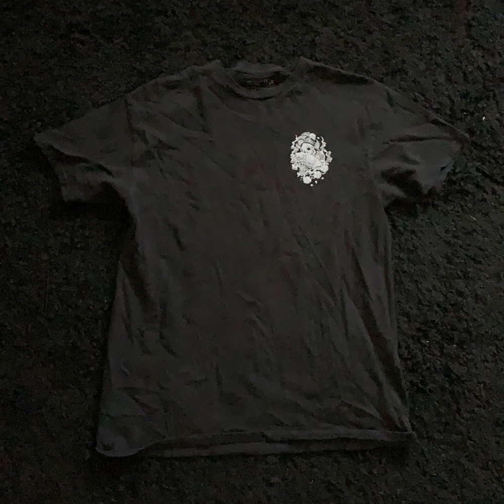 Black tee shirt.